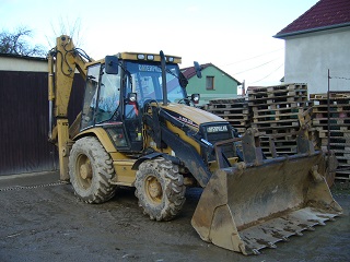 RENO - stavební firma s.r.o.: traktorbagr Caterpillar C 438 C